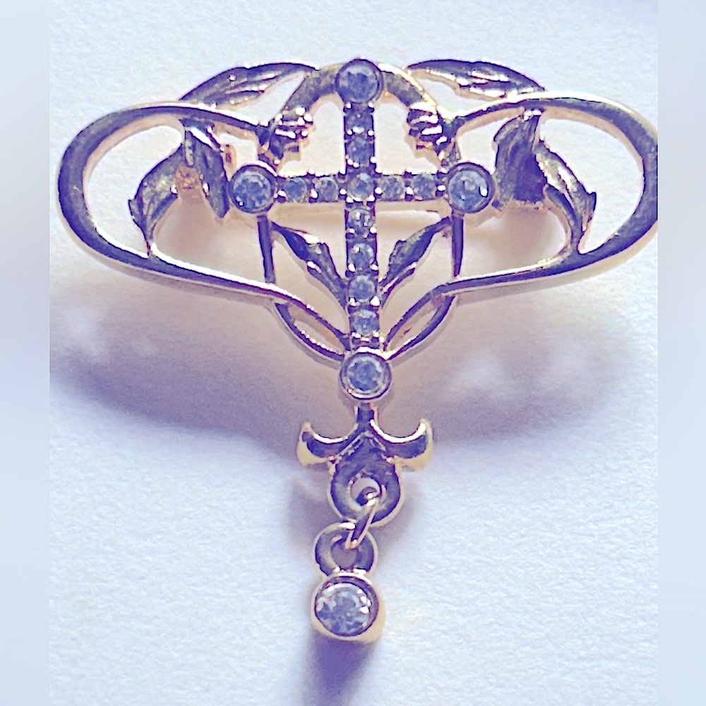 Vintage pin Cross w Rhinestones, leaves, dangling rhinestone 1.5”x1.5” goldtone